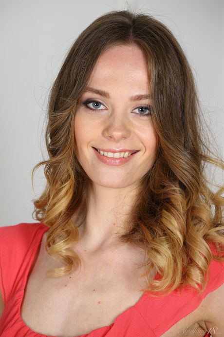 stunning 18: Doskonała ukraińska lalka Irene zdejmuje swoją czerwoną sukienkę, aby rozebrać się całkowicie