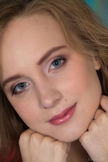 stunning 18: A esbelta boneca russa Angela se despe em uma cadeira perto de uma piscina