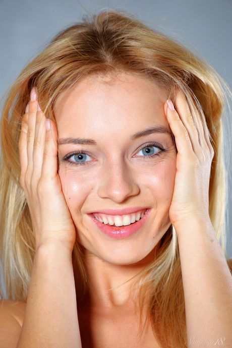 stunning 18: 金髮俄羅斯封面女郎 Natali Andreeva 穿著高跟鞋在沙發上全裸