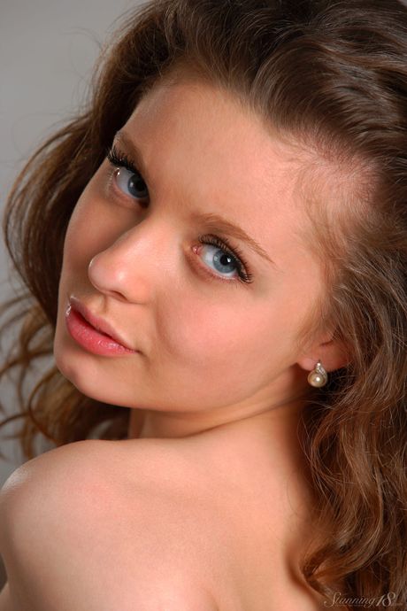 stunning 18: Niedoświadczona rosyjska piękność Julie Sweet eksponuje swoją ciasną szparkę, będąc całkowicie nagą