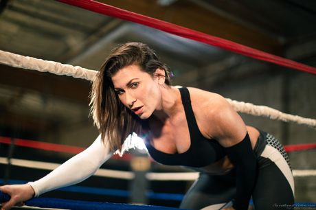 sweetheart video: La brune américaine Ariel X enlève son bikini avant un match de catch