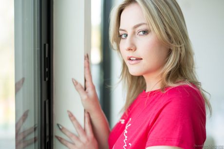 sweetheart video: Die blonde amerikanische Schönheit Britney Light zieht in einer Solo-Aktion alles auf einem Sofa aus