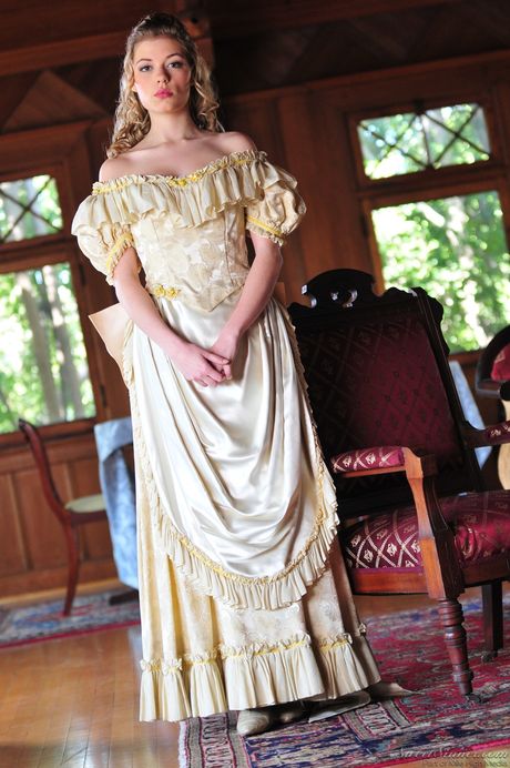 sweet sinner: 迷人的尤物脫掉衣服和朋友一起玩耍