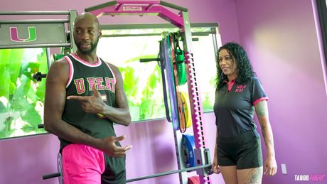 taboo heat: La ragazza nera americana Rae West, con le tette grosse, si mette sopra un grosso cazzo nero durante una scopata