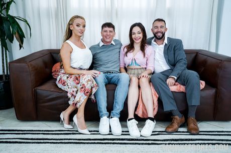 family strokes: Die fantastischen Teenager Rissa May und Pristine Edge werden bei einem Vierer doppelt gefickt