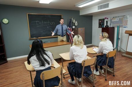bffs: Trois filles se déshabillent avant un plan à quatre en chaussettes hautes