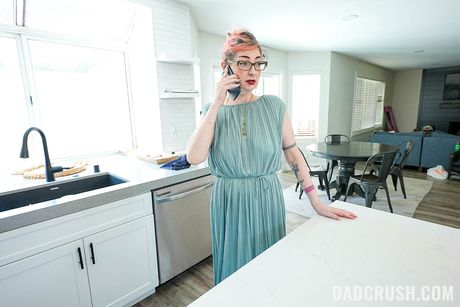 dad crush: 見事なアメリカ人の女の子、ビンキー・ビーズはキッチンで彼女の陰部を舐められ、犯される