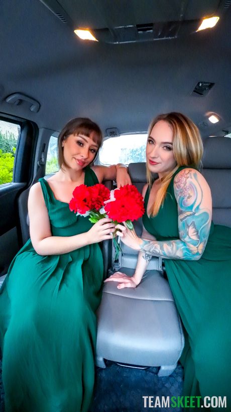 pervdriver: La adolescente rubia Tommy King y su novia tienen un trío en un estacionamiento