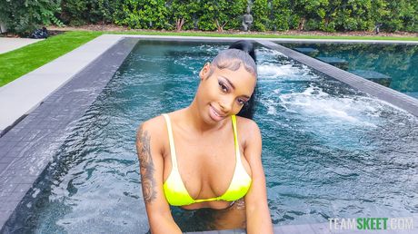 titty attack: Hete Amerikaanse zwarte babe Jaymee Green laat haar geweldige tieten en kont zien voordat ze op een lul rijdt