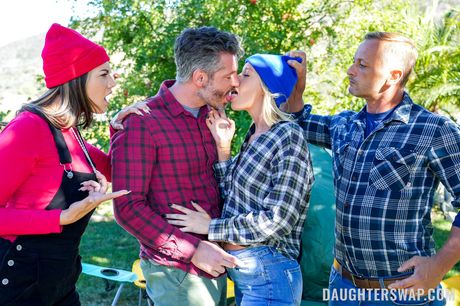 daughter swap: Blond haar, schattige Marilyn Johnson, wordt geneukt tijdens een trio op bed