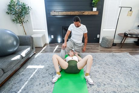 not my grandpa: 漂亮的亞洲人 Chloe Surreal 的大胸部和陰戶被肌肉男操了