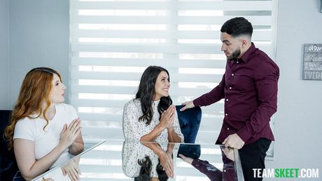 badmilfs: Heiße Mütter Bess Breast und Abby Somers haben einen Dreier mit einem jungen Mann