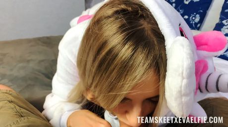 teamskeet x eva elfie: 金髪ロシア美女エヴァ・エルフィーがPOVファックの前にチンコをしゃぶる