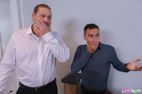 daughter swap: La jolie brune Hazel Heart se fait bouffer la chatte et baiser par un groupe