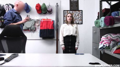 shoplyfter: La sexy chica americana Alice Merchesi se deja lamer y taladrar el coño por su jefe