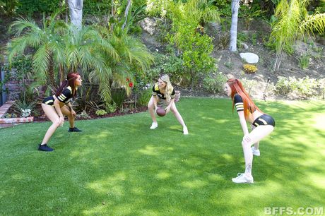 bffs: Sexy Schönheiten mit natürlichen Titten genießen einen heißen Vierer im Hinterhof