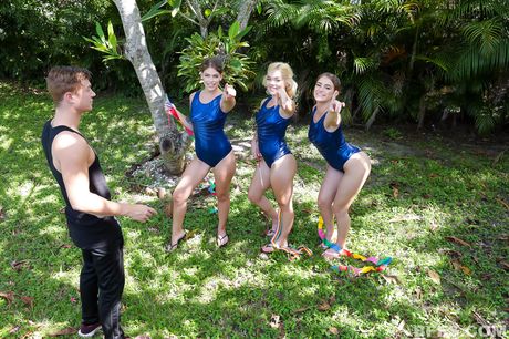 bffs: Tres muñecas son folladas por una gran polla blanca en un patio trasero