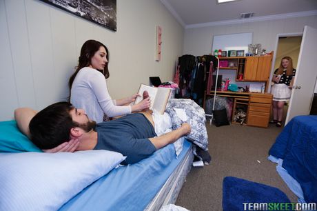 stepsiblings: La délicate adolescente américaine Nina Skye se fait défoncer la chatte par son demi-frère