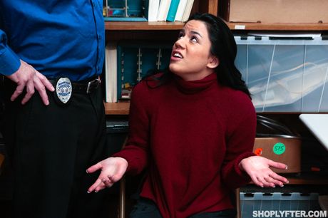 shoplyfter: Brunetka, amerykańska nastolatka Monica Sage uprawia seks z facetem w kuchni