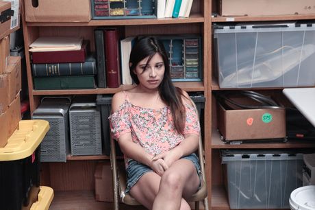 shoplyfter: Latina-Babe Jasmine Gomez hat Sex mit einem Kollegen im Büro
