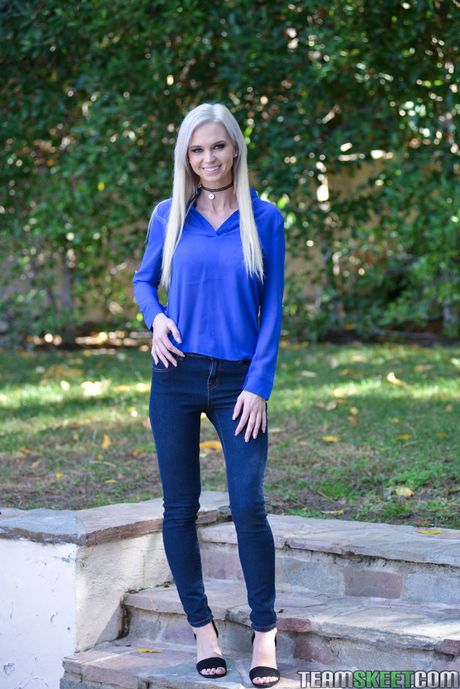 badmilfs: La cougar aux cheveux clairs Astrid Star a des relations sexuelles avec un jeune homme dans une cuisine