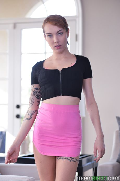 gingerpatch: Die dünne Amerikanerin Emily Blacc bekommt von einem Fotografen die Muschi geleckt und gefickt