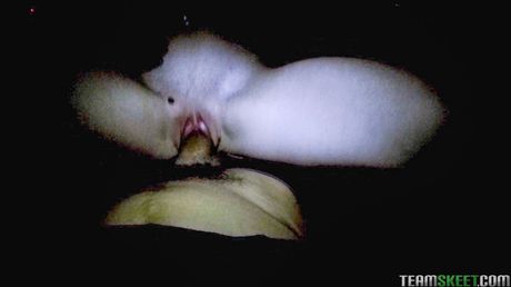 teens love money: Auffallende amerikanische Süße Dillion Carter bekommt ihre Muschi in POV mit einem Dildo vollgestopft