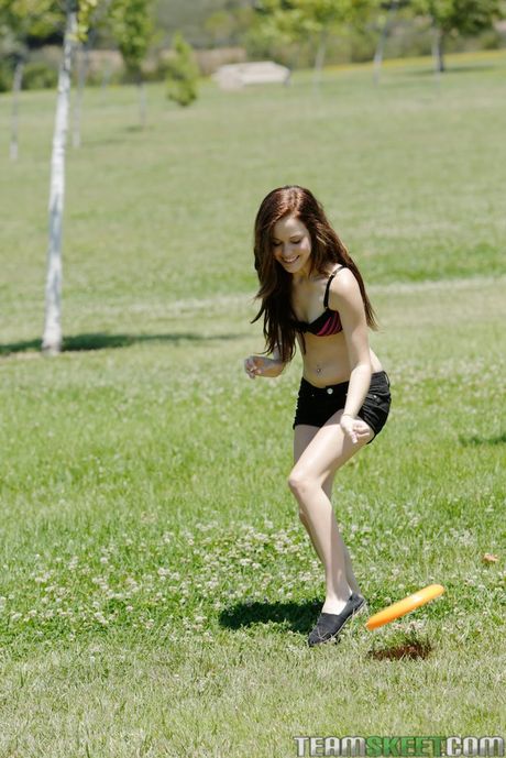 exxxtra small: La jeune américaine Trinity Rae se fait défoncer la chatte en extérieur