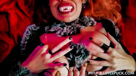 mylf x little puck: La MILF americana rossa Little Puck rivela le sue grandi tette e cavalca un cazzo in POV