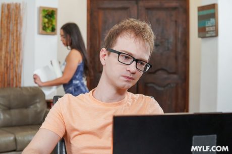 mylfselects: Quatro garotas gostosas são fodidas por um médico durante um exame médico