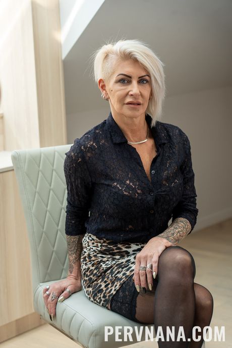 pervnana: A mamãe húngara loira Magda tem sua boceta preenchida com um pau em uma foda POV