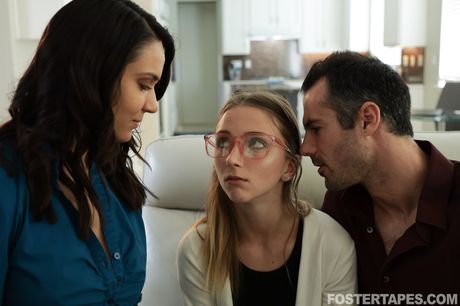 foster tapes: La cougar brune Alexis Zara profite d