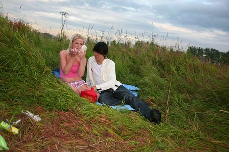 teensexmovs: かわいいロシアの可愛いナディアは田舎で彼女の猫を食べさせられ、犯される