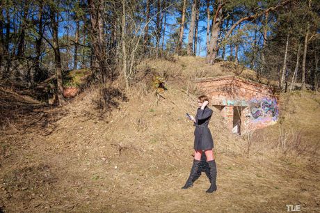 the life erotic: Die nette litauische Teenagerin Lola T zieht sich in einem verlassenen Gebäude im Wald aus