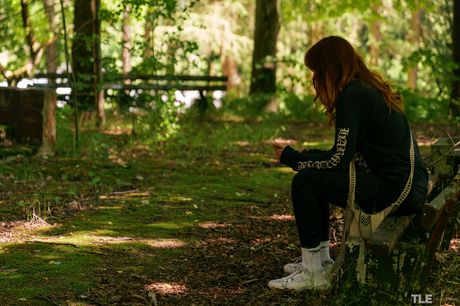 the life erotic: Tatoteado Danish Redhead Cherr está al aire libre bajo el sol, tomando fotos
