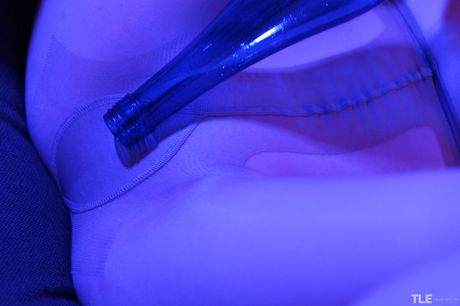 the life erotic: Das rothaarige lettische Covergirl Ginger Mary zeigt ihre großen Brüste und posiert in Strumpfhosen