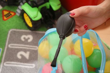 the life erotic: 金髪のチェコ美女パウリナはメガネ姿で指ファックされた後キスをする