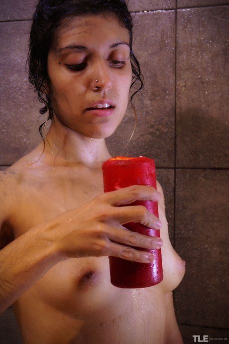 the life erotic: 紋身巴西少女加布里埃拉在淋浴中自慰前摘下眼罩
