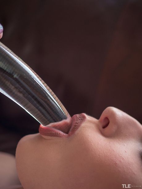 the life erotic: A boneca letã tatuada Elison G dedilha a boceta molhada antes de brincar com um vibrador