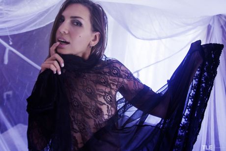 the life erotic: A glamourosa garota russa Noelia destaca seu bumbum perfeito e sua buceta raspada em um solo