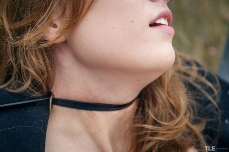 the life erotic: Das blonde lettische Covergirl Amanda A reibt ihre Muschi in einem Hinterhof