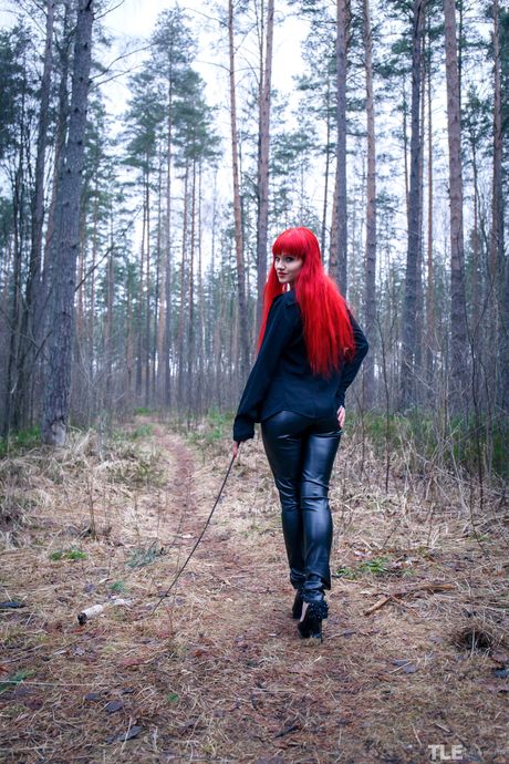 the life erotic: La ragazza lettone dai capelli rossi Ferggy si spoglia prima di frustare il suo culo sodo