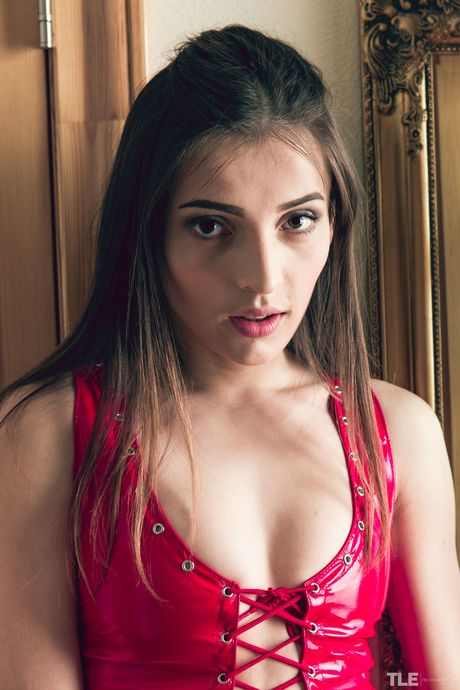 the life erotic: Piękna łotewska ciemnowłosa Marlyn eksponuje swoje niesamowite cycki i ogoloną cipkę w siateczkach rybackich