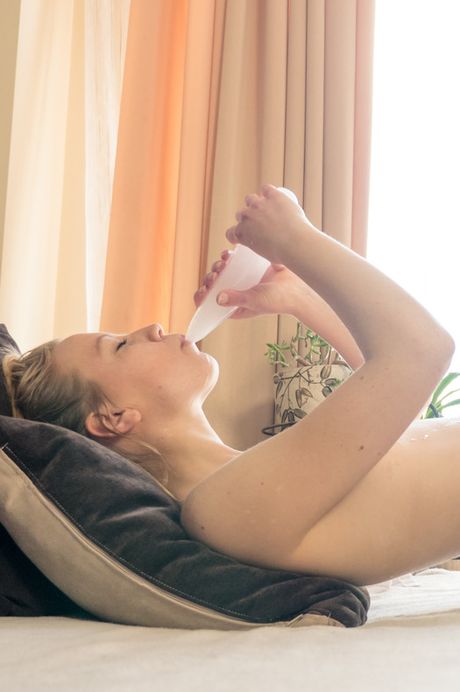 the life erotic: La bella lettone nuda Emma O prende un dildo congelato sulla sua figa rasata
