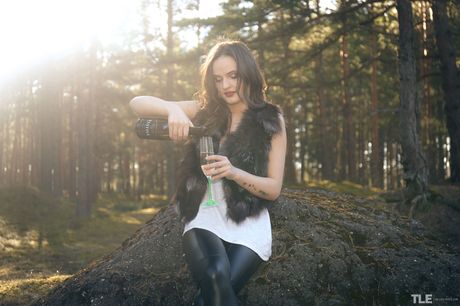 the life erotic: La bella stunner lettone Maria Z si sditalina mentre si masturba in libertà
