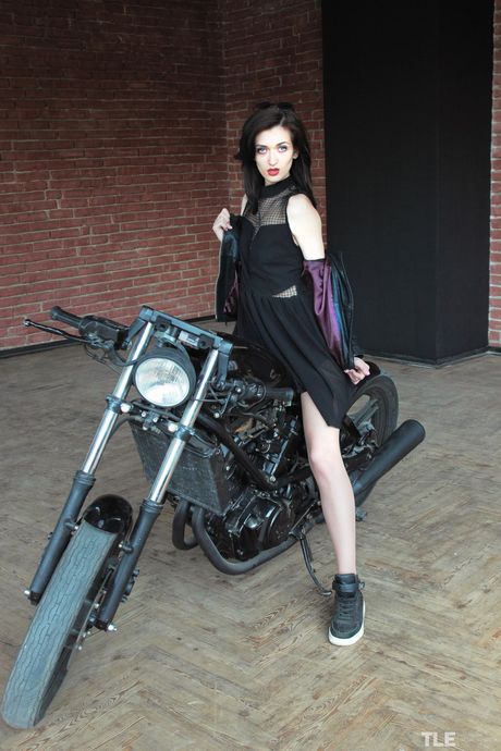 the life erotic: Mooie Oekraïense brunette Sonya S vingers natte kut op een motorfiets