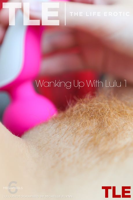 the life erotic: Rudowłosa australijska piękność Lulu Reynolds wkłada wibrator do swojej różowej cipki