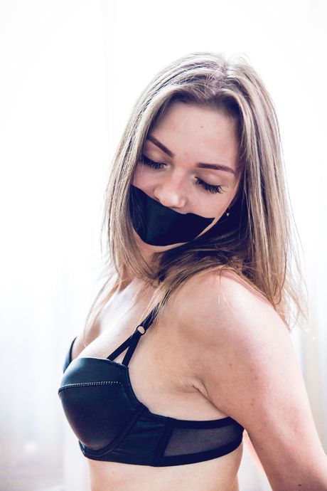 the life erotic: La chica británica Mia Luna está atada y amordazada en una mazmorra
