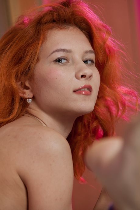 the life erotic: Pelirroja Ambre de muñeca ucraniana se quita el bikini antes de tocar su coño
