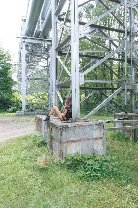 the life erotic: 金髮拉脫維亞美女 Melisa A 穿著高跟鞋在露臺上玩弄她的陰部